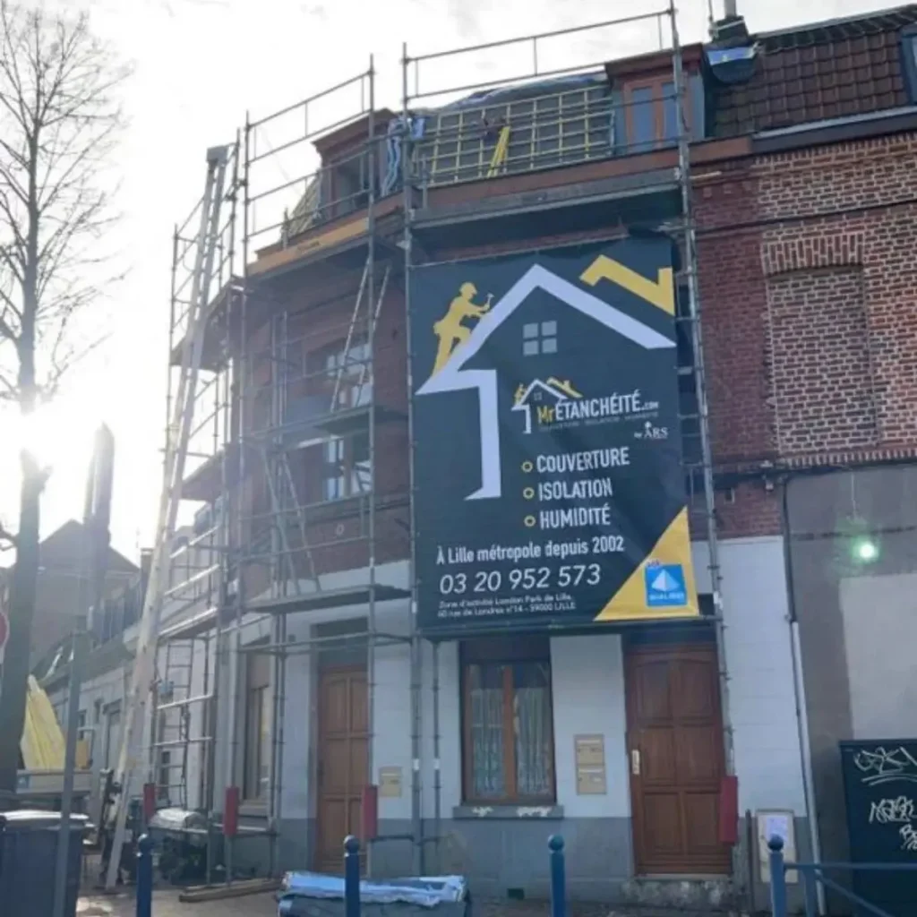 Photo de présentation de l'entreprise Monsieur-Étanchéité, en intervention pour une rénovation de toiture avec son équipe de couvreurs à Lille