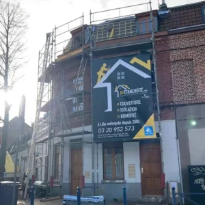 Photo de présentation de l'entreprise Monsieur-Étanchéité, en intervention pour une rénovation de toiture avec son équipe de couvreurs à Lille