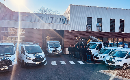 Entrée et parking de l'entreprise avec photo de l'équipe de couvreurs à Lille de Couvreur du Nord