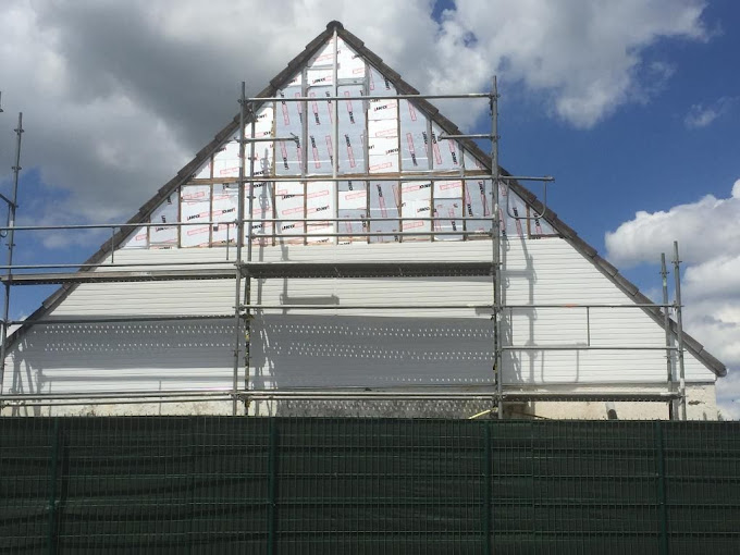 Chantier d'isolation thermique des murs extérieurs (ITE) avec bardage