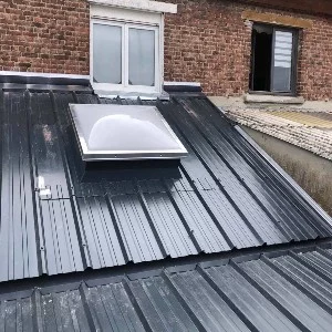 Pose d'une toiture en bac acier à Lille avec installation d'un puits de lumière par Couvreur du Nord