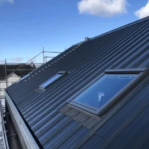 Pose d'une toiture en bac acier isolé avec installation de velux à Lille par Couvreur du Nord