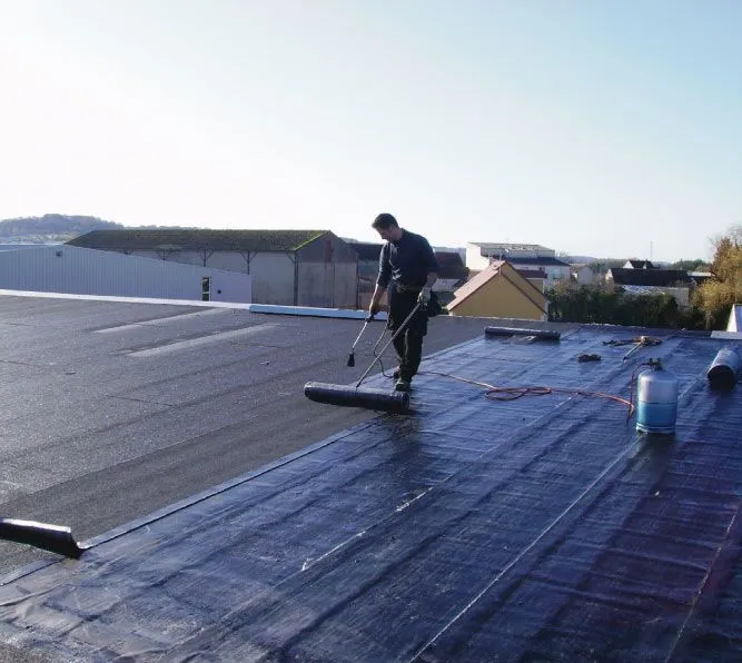 Travaux d'étanchéité bitumeuse sur toiture plate