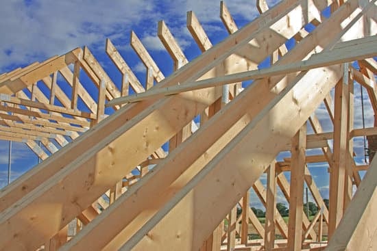 Charpente en bois d'une toiture de maison