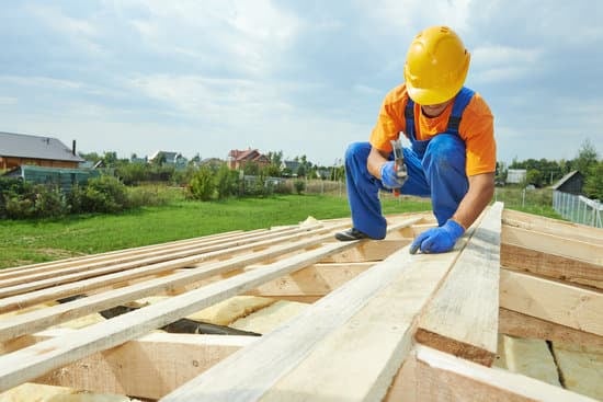Un Couvreur construisant la charpente en bois d'une maison