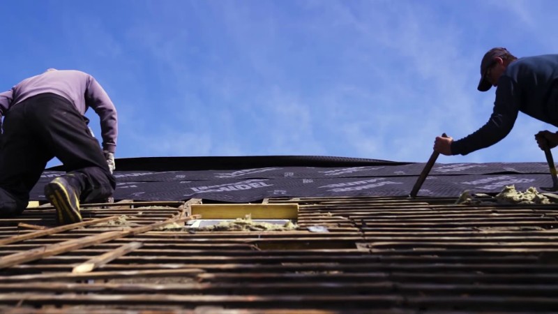 Des couvreurs en intervention sur une toiture en réfection