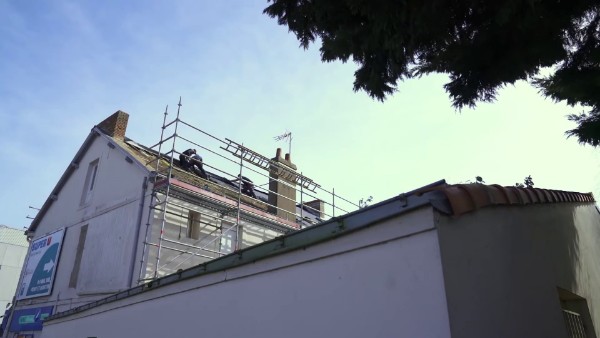 Réfection de toiture avec échafaudage réalisé par deux couvreurs