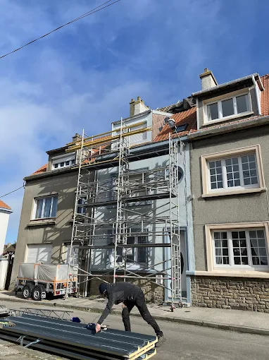 Couvreur réalisant un Chantier de couverture en bac acier