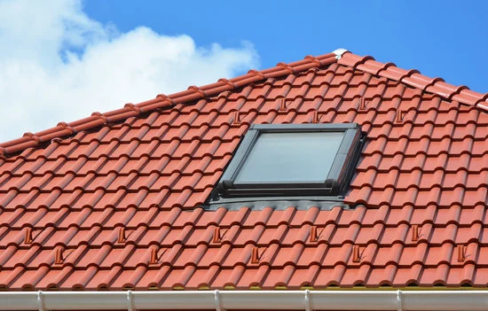 fenetre de toit sur toiture tuile