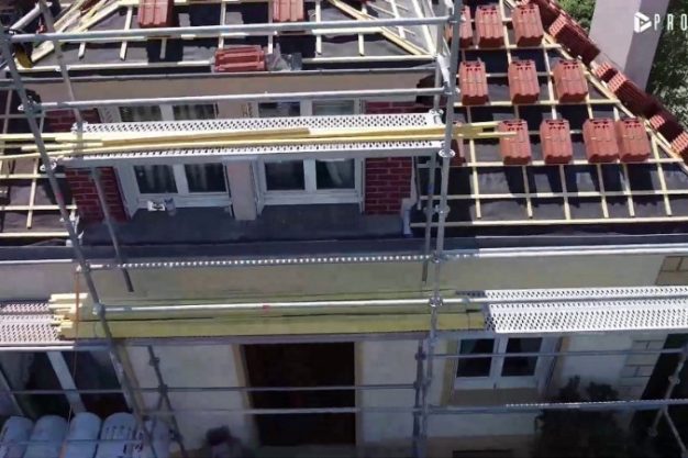 Toiture en tuiles d'une maison en travaux de réfection réalisée par une équipe de couvreurs